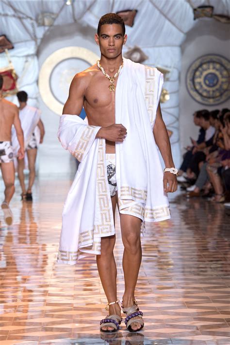 Versace: Spring / Summer 2011 Menswear Fashion Show [HQ]